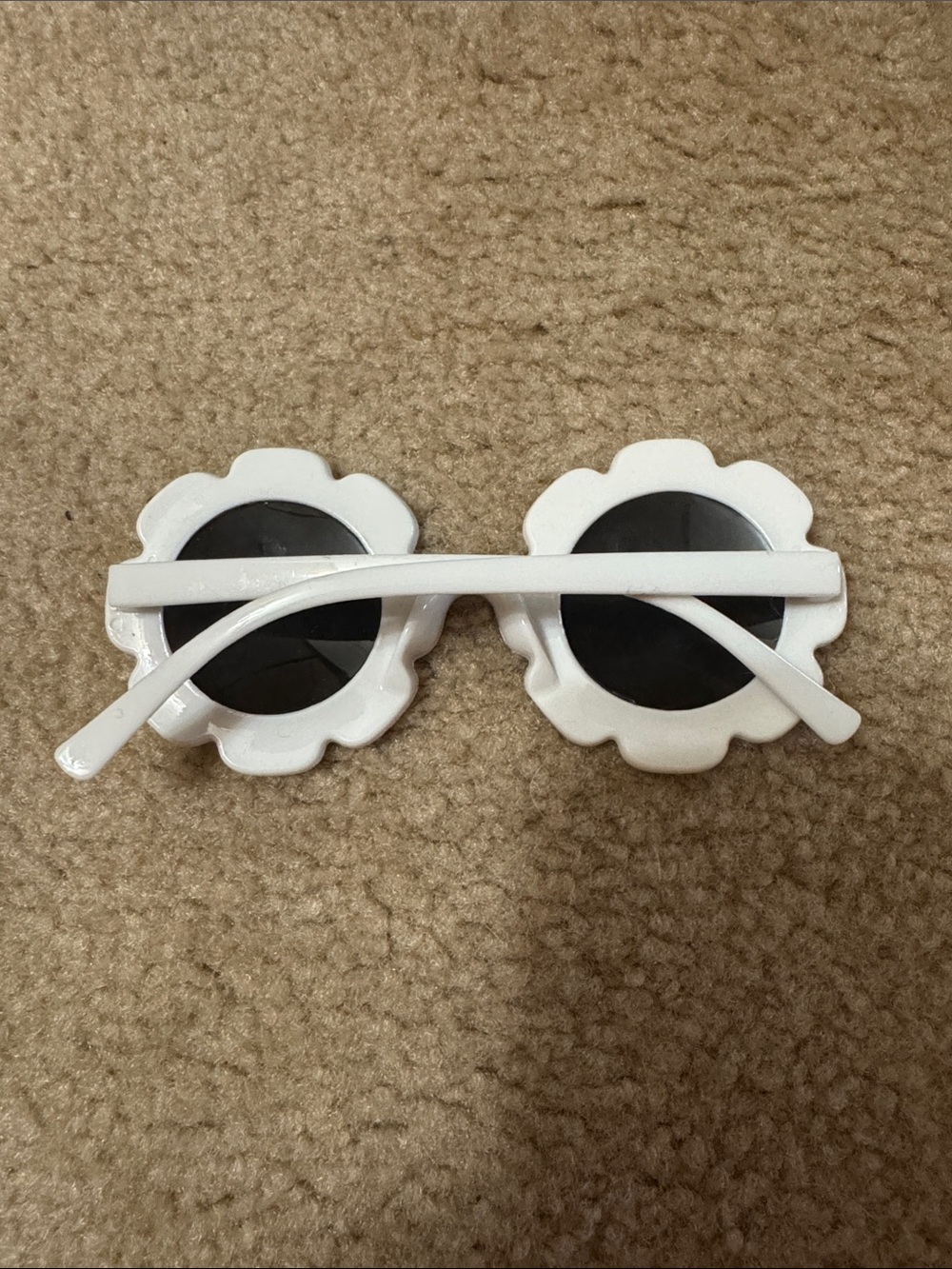 Kids White Flower-Shaped Sunglasses - Picture 4 of 4